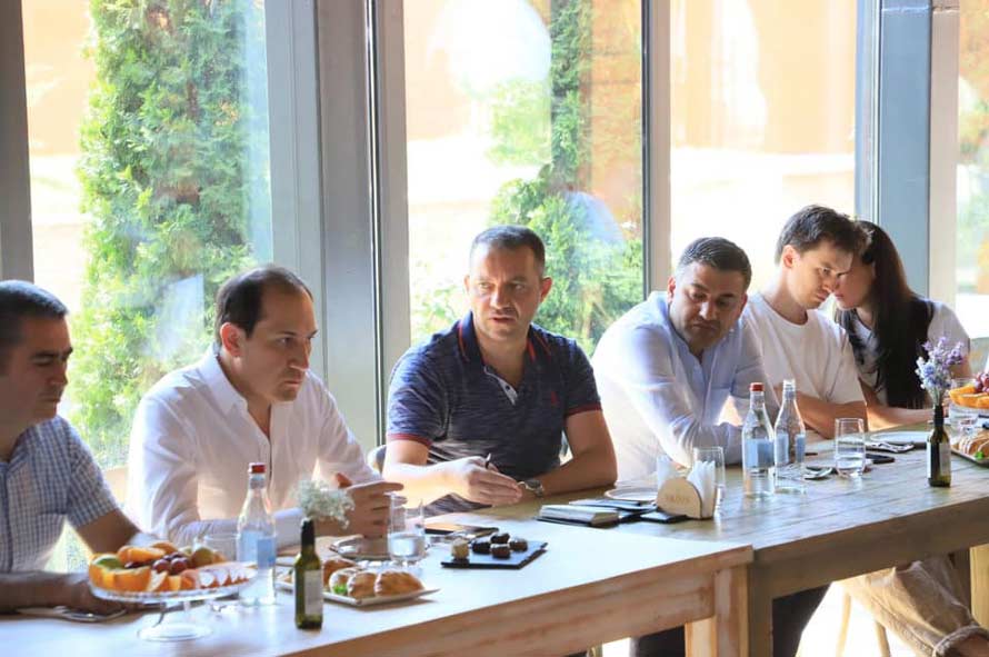 Վահան Քերոբյանը գինեգործների և կոնյակագործների հետ քննարկել է խաղողի մթերմանն առնչվող հարցեր