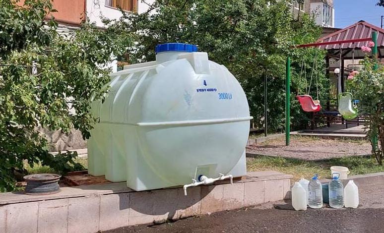 Ստեփանակերտի ջրազուրկ բնակելի շենքերի բակերում 5 տոննա տարողությամբ բաքեր են տեղադրվում