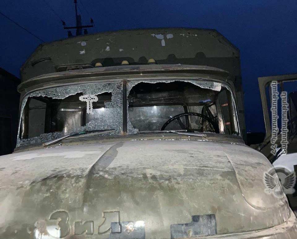 Ադրբեջանի ԶՈւ-ն կրակ է բացել սնունդ տեղափոխող մեքենայի վրա` լրջորեն վնասելով այն