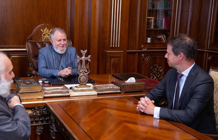 Ամենայն Հայոց Կաթողիկոսը հրաժեշտի հանդիպում է ունեցել ՀՀ-ում Ֆրանսիայի դեսպանի հետ