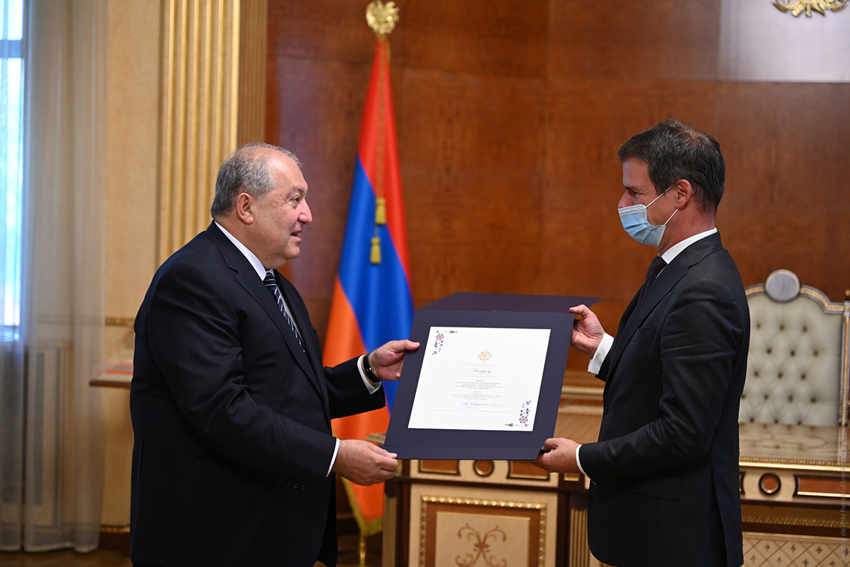 Արմեն Սարգսյանը հրաժեշտի հանդիպում է ունեցել ՀՀ-ում Ֆրանսիայի դեսպան Ժոնաթան Լաքոթի հետ