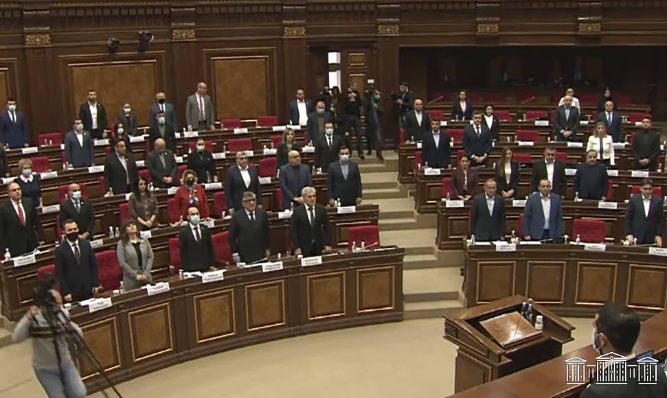 ԱԺ պատգամավորները մեկ րոպե լռությամբ հարգեցին հոկտեմբերի 27-ի ոճրագործության զոհերի հիշատակը