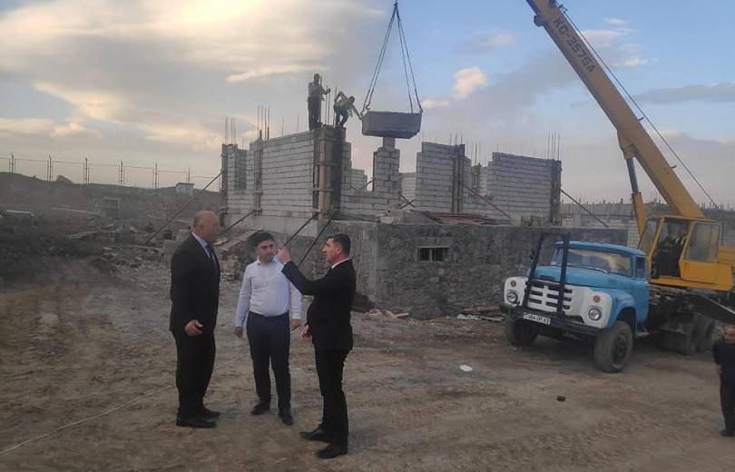 Գնել Սանոսյանը Շուռնուխում ծանոթացել է համայնքում կառուցվող 13 բնակելի տների շինարարության ընթացքին