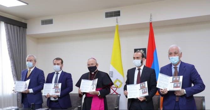 Երկու նամականիշով նոր գեղաթերթիկ «Հռոմի քահանայապետերի առաքելական այցերը Հայաստան․ ուխտագնացություն առաջին քրիստոնյա երկիր» թեմայով