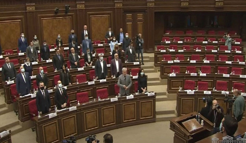 Պատգամավորները մեկ րոպե լռությամբ հարգեցին երեկ զոհված զինծառայողների հիշատակը