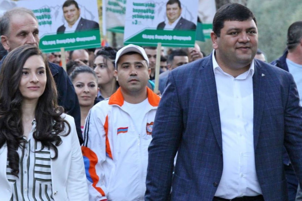 Կապանում Գևորգ Պարսյանը «Հայաստան» դաշինքի հանրահավաքին մասնակցելու համար մարդկանց է «հավաքագրում». 1in.am