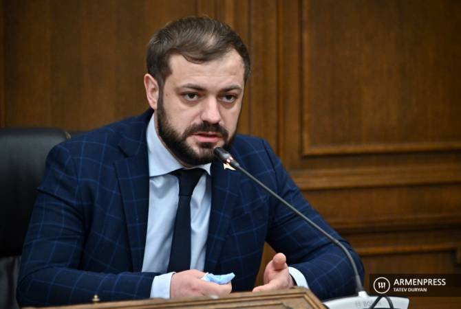 Լավ տեղեկացված չեք. Սյունիքի մարզի բյուջեն մոտ 10 անգամ ավելի մեծ է, քան մյուս մարզերինը. Գևորգ Պապոյանը՝ Լիլիթ Գալստյանին