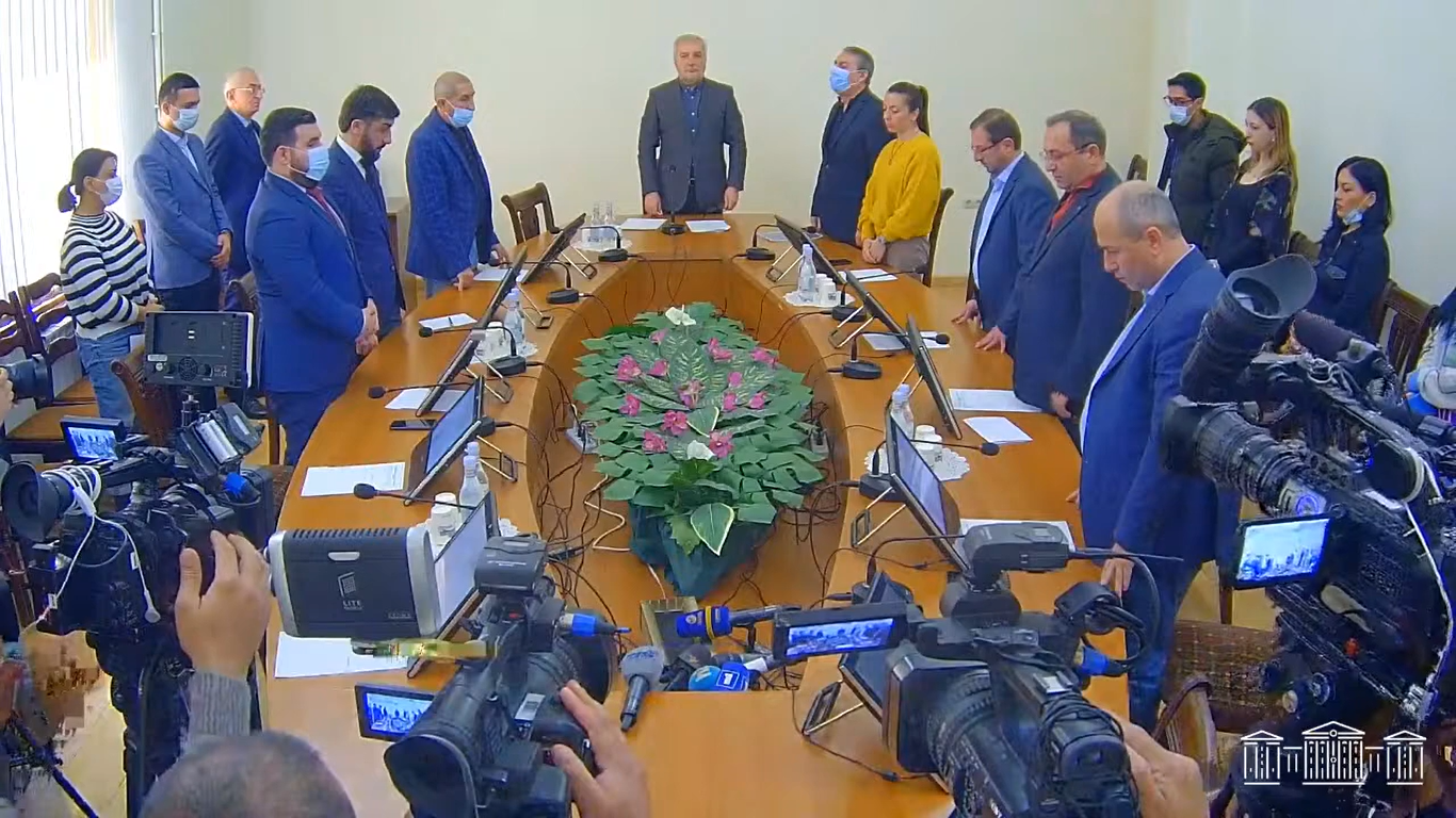 Պաշտպանության և անվտանգության հարցերի մշտական հանձնաժողովը մեկ րոպե լռությամբ հարգեց երեկ զոհված զինծառայող Սուրեն Սաֆարյանի հիշատակը
