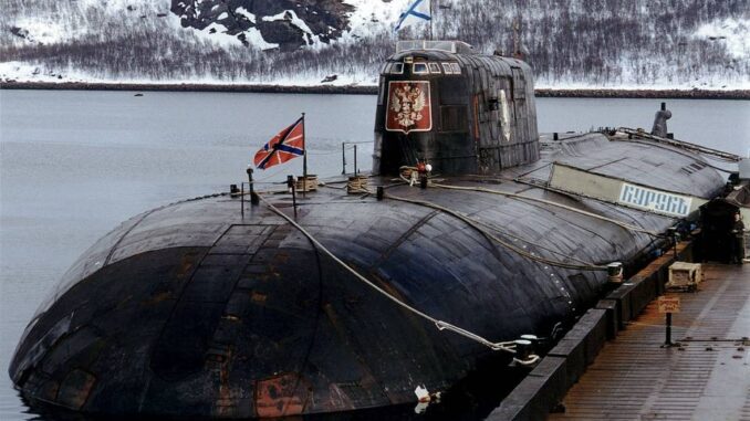 Հյուսիսային նավատորմի նախկին հրամանատար Վյաչեսլավ Պոպովը հայտնել է, որ «Կուրսկ»-ը խորտակվել է ՆԱՏՕ-ի սուզանավի հետ բախումից հետո