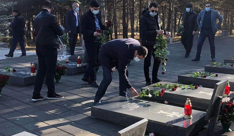 Սուրեն Պապիկյանն Ապարանում ծաղիկներ է խոնարհել Արցախյան պատերազմի հերոսների հիշատակին