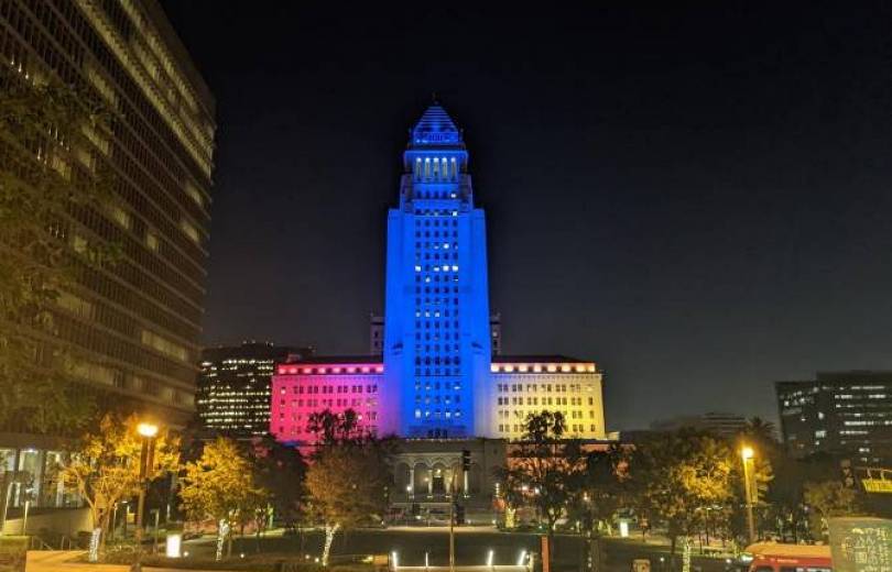 Լոս Անջելեսի քաղաքապետարանի շենքը լուսավորվել է հայկական եռագույնով