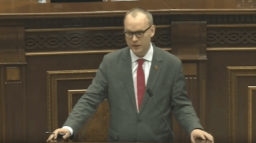 Այս պահին Ադրբեջանը ակտիվորեն գնդակոծում է ՀԱՊԿ անդամ Հայաստանի սահմանային դիրքերը. Ալեքսեյ Սանդիկովը՝ ռուսախոս հանրությանը