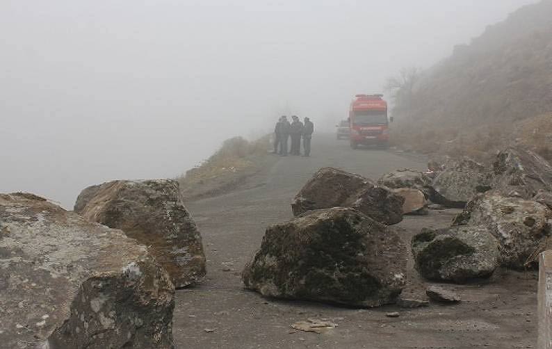 Զովունի գյուղից դեպի Կորեայի ձոր տանող ավտոճանապարհը շարունակում է երկկողմանի փակ մնալ