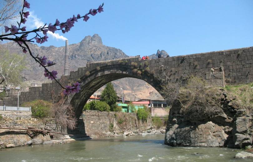 Սանահինի կամրջի կամարներն ու պատերը մաքրվել են խոտածածկույթից