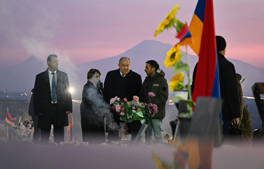 Արմեն Սարգսյանը տիկնոջ՝ Նունե Սարգսյանի հետ այցելել է «Եռաբլուր» զինվորական պանթեոն