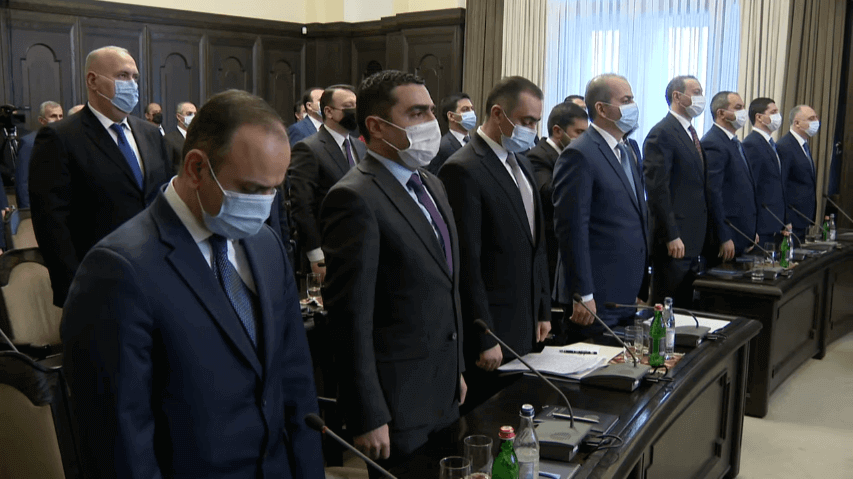 Կառավարության անդամները 1 րոպե լռությամբ հարգեցին զոհված զինծառայողների հիշատակը