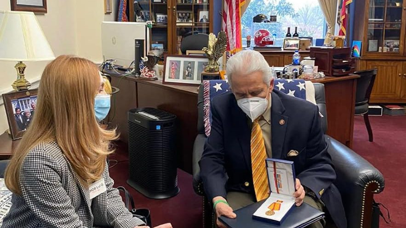 Մակունցը կոնգրեսական Ջիմ Կոստային է փոխանցել «Մխիթար Գոշ» պետական պարգևը