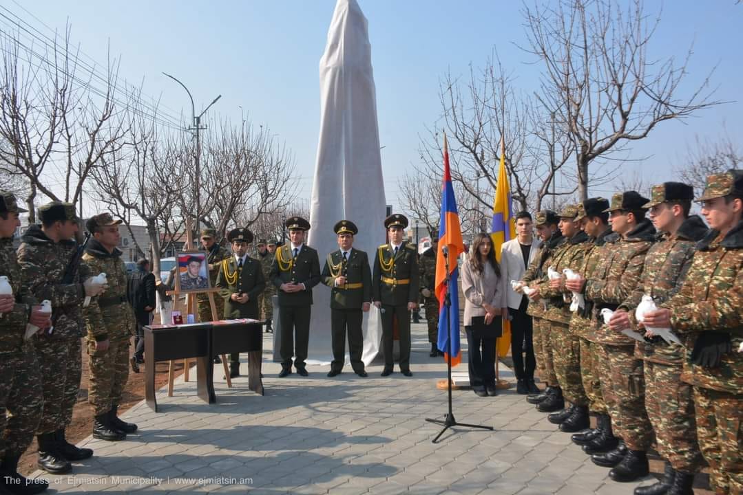 Էջմիածնում բացվեց 44-օրյա պատերազմում զոհված հերոսներին նվիրված հուշարձան