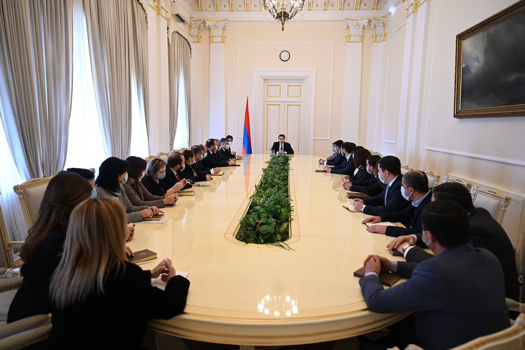 Նախագահի լիազորությունները իրականացնող Ալեն Սիմոնյանը հանդիպել է նախագահի աշխատակազմի հետ