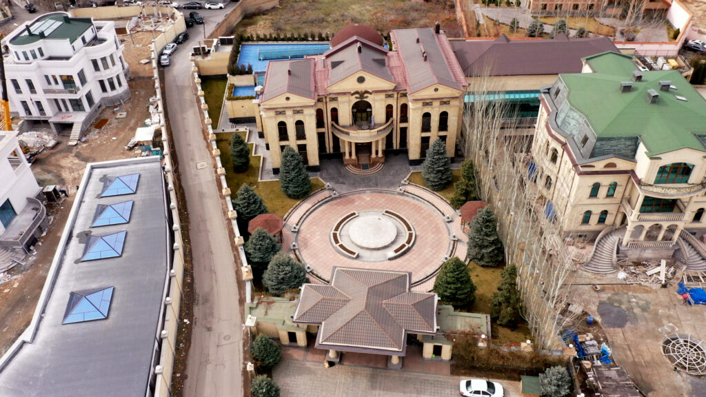 Վաճառվել է Հովիկ Աբրահամյանի ընտանիքի դղյակը