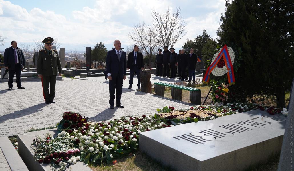 Նորընտիր նախագահն այցելել է «Եռաբլուր» զինվորական պանթեոն