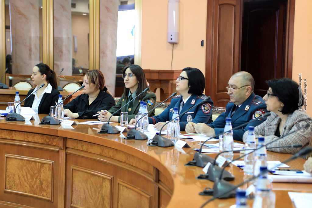 ՊՆ-ում քննարկել են Զինված ուժերում կանանց ծառայության խթանման մասին հարցը