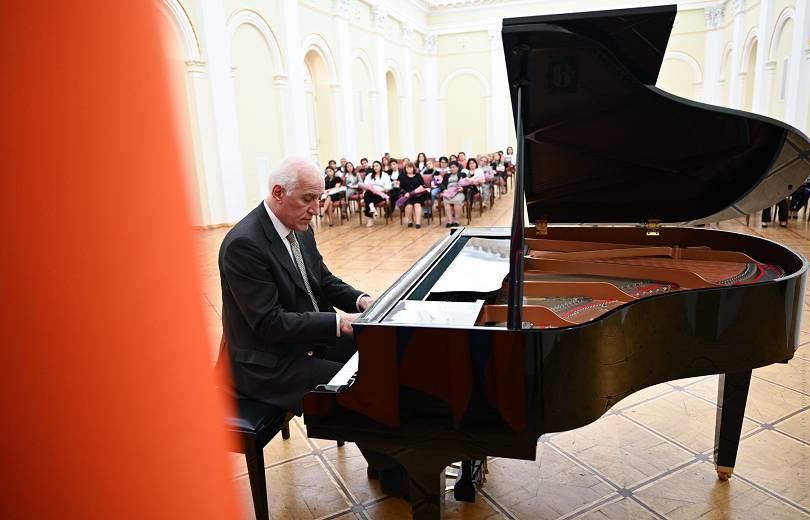 ՀՀ նախագահը հյուրընկալել է կին բուժաշխատողներին