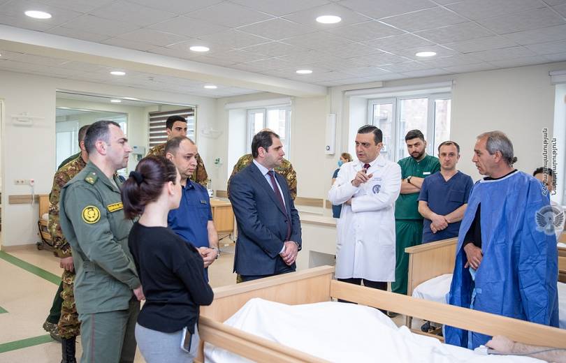 Ս․ Պապիկյանը Միքայելյան վիրաբուժության ինստիտուտում հանդիպել է ապաքինվող զինծառայողների հետ