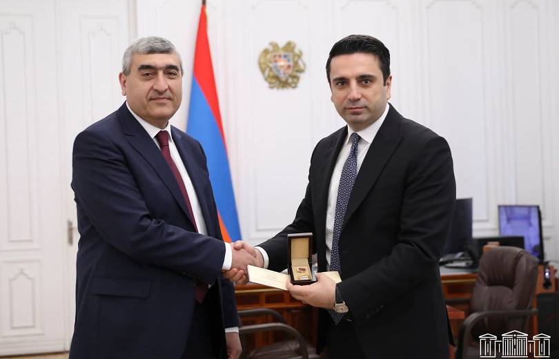 Ա․  Սիմոնյանը ԱԺ նախագահի հուշամեդալով է պարգևատրել Շիրակ Թորոսյանին