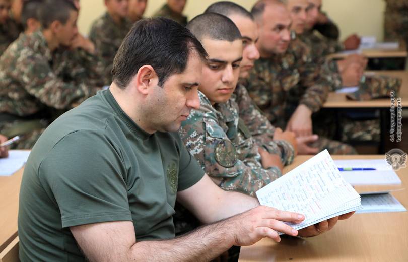 ՀՀ պաշտպանության նախարարն այցելել է ուսումնական զորամաս, զրուցել ժամկետային զինծառայողների հետ