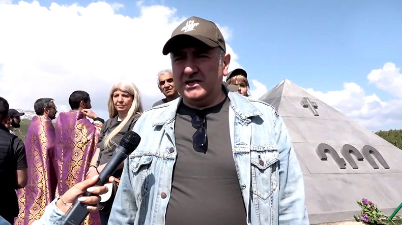 «Դիմադրություն» շարժման մասնակիցները քայլում են դեպի Երևան