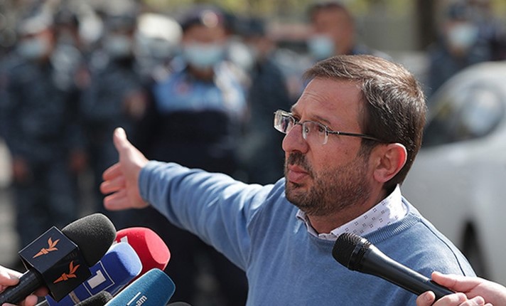 «20 տարի դրոշ վառելով հայրենիք փրկեցին, հիմա էլ դրոշ տնկելով են փրկում․․․»․ Տ․Չախոյան