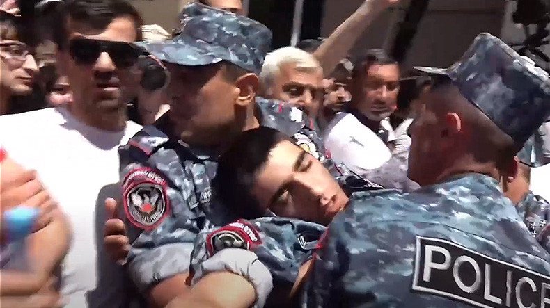 Կառավարության շենքի դիմաց տեղի ունեցած հրմշտոցի հետևանքով 2 ոստիկան է տեղափոխվել հիվանդանոց