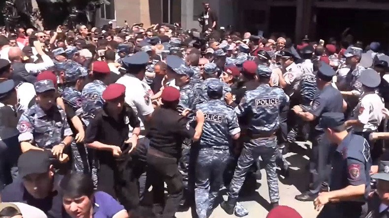 Ընդդիմադիրները երթով անցնում են պետական հաստատություններով