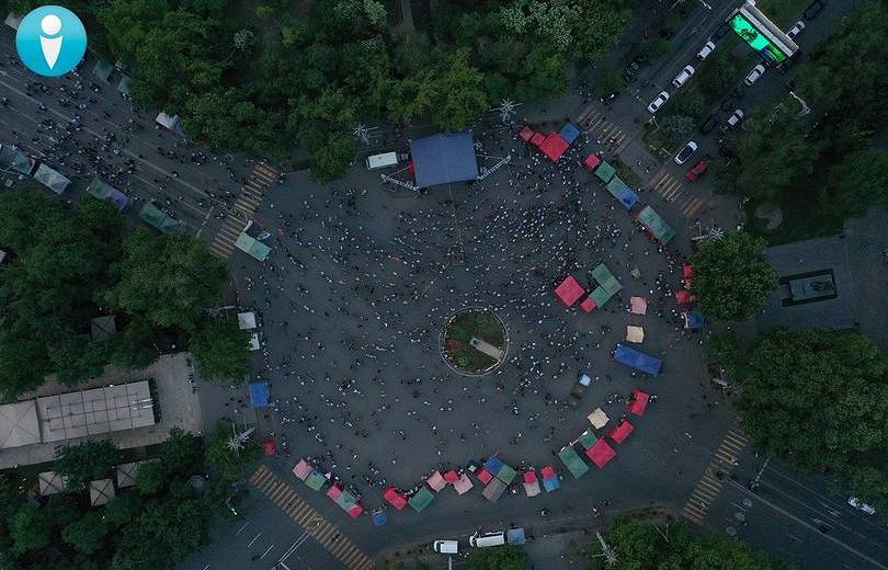 Ֆրանսիայի հրապարակում և հարակից տարածքներում գտնվել է շուրջ 2350 մարդ