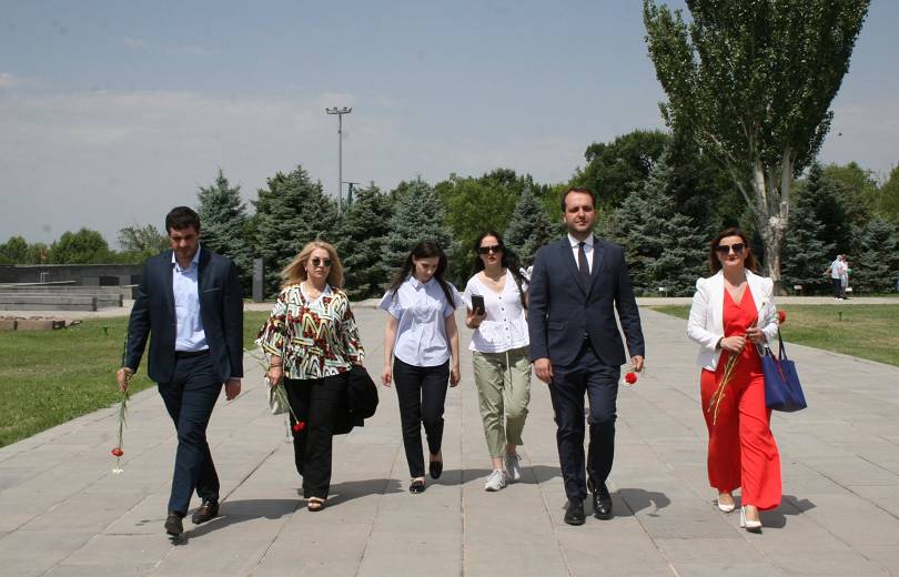 Հույն պատգամավորներն այցելել են Հայոց ցեղասպանության հուշահամալիր