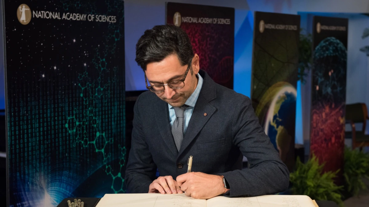 Նոբելյան մրցանակակիր Արտեմ Փաթափությանին շնորհվել է ԵՊԲՀ պատվավոր դոկտորի կոչում