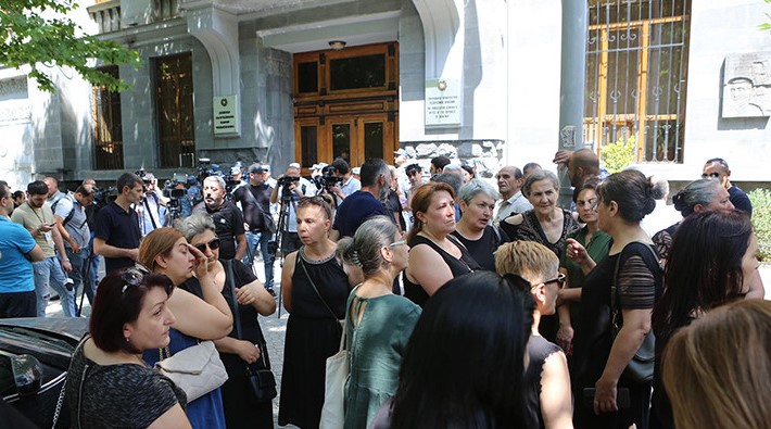 Գլխավոր դատախազության դիմաց ակցիա են իրականացրել զոհված և անհետ կորած զինծառայողների ծնողները