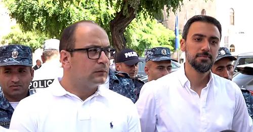 Ընդդիմադիր պատգամավորները կառավարության շենքի դիմաց բողոքի ակցիա են իրականացնում