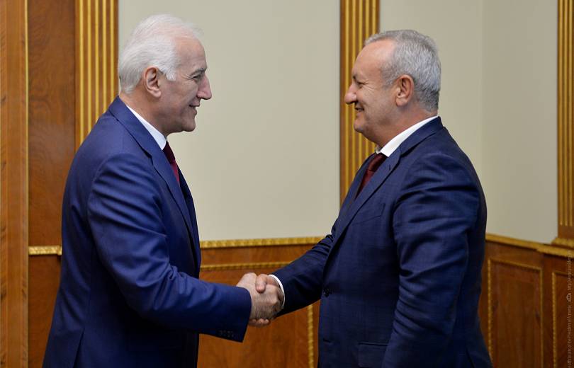 Նախագահը հանդիպում է ունեցել ԿԳՄՍ նախարար Վ․ Դումանյանի հետ