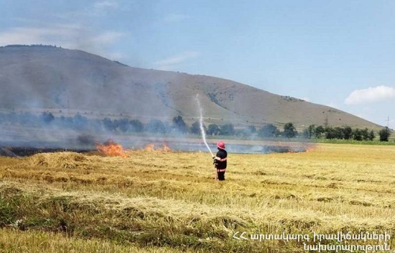 Օձուն-Արևածագ ավտոճանապարհին այրվում են հնձած ցորենի դաշտեր