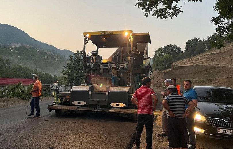 Տաթև-Աղվանի ճանապարհի մի հատվածում տեղադրվում է ասֆալտբետոնե ծածկի վերջին՝ երրորդ շերտը