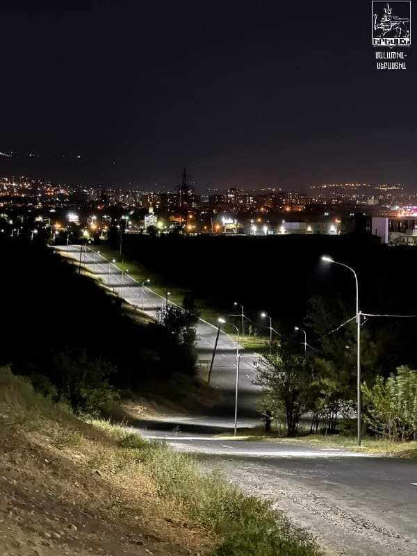 Լուսավորվել է «Եռաբլուր»-ի մուտքի կամարից մինչև բլուրի աստիճանահարթակ հատվածի ճանապարհը