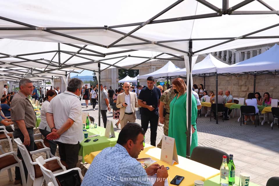 Արտակ Բեգլարյանը Ստեփանակերտում շրջել է աշխատանքի տոնավաճառի տաղավարներով