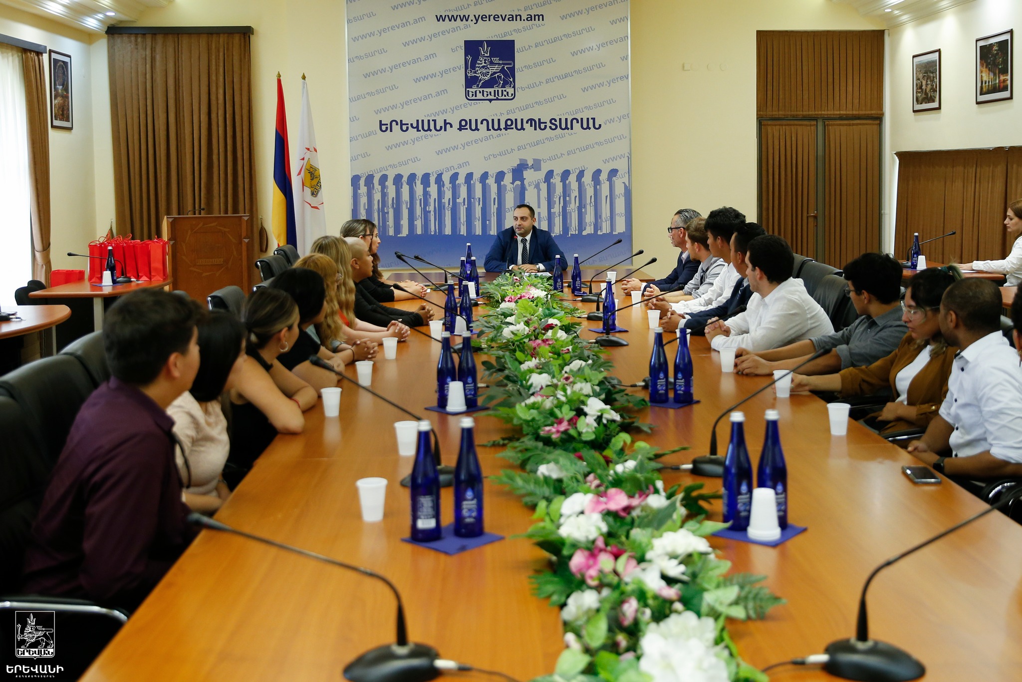 Երևանի քաղաքապետի առաջին տեղակալը հյուրընկալել է Լոս Անջելեսի քաղաքապետի երիտասարդ դեսպաններին