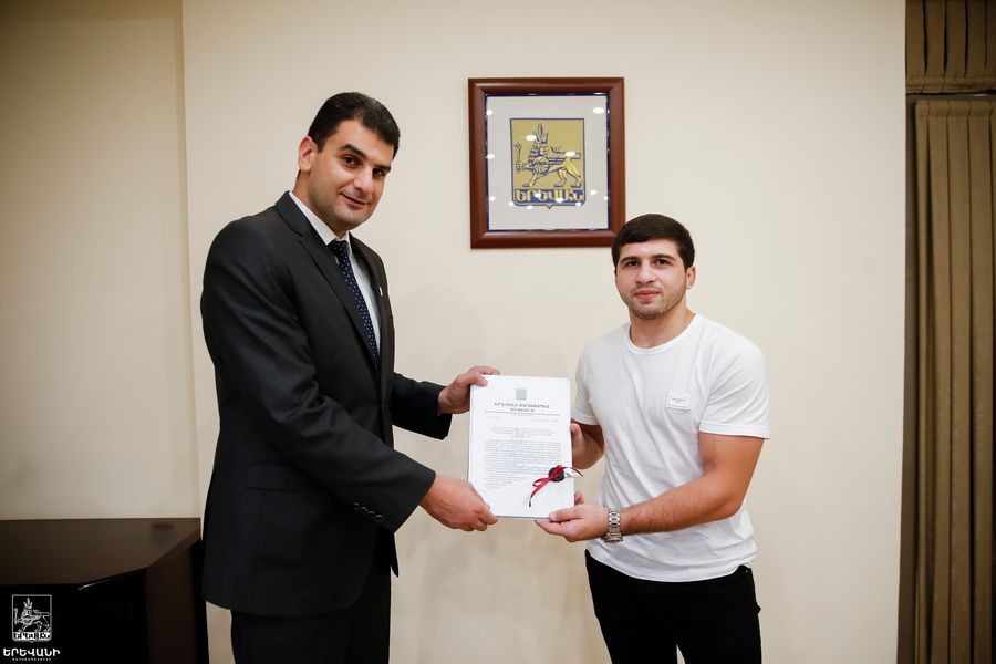 Երևանի ավագանու որոշմամբ ըմբշամարտիկ Մալխաս Ամոյանին բնակարան նվիրաբերվեց