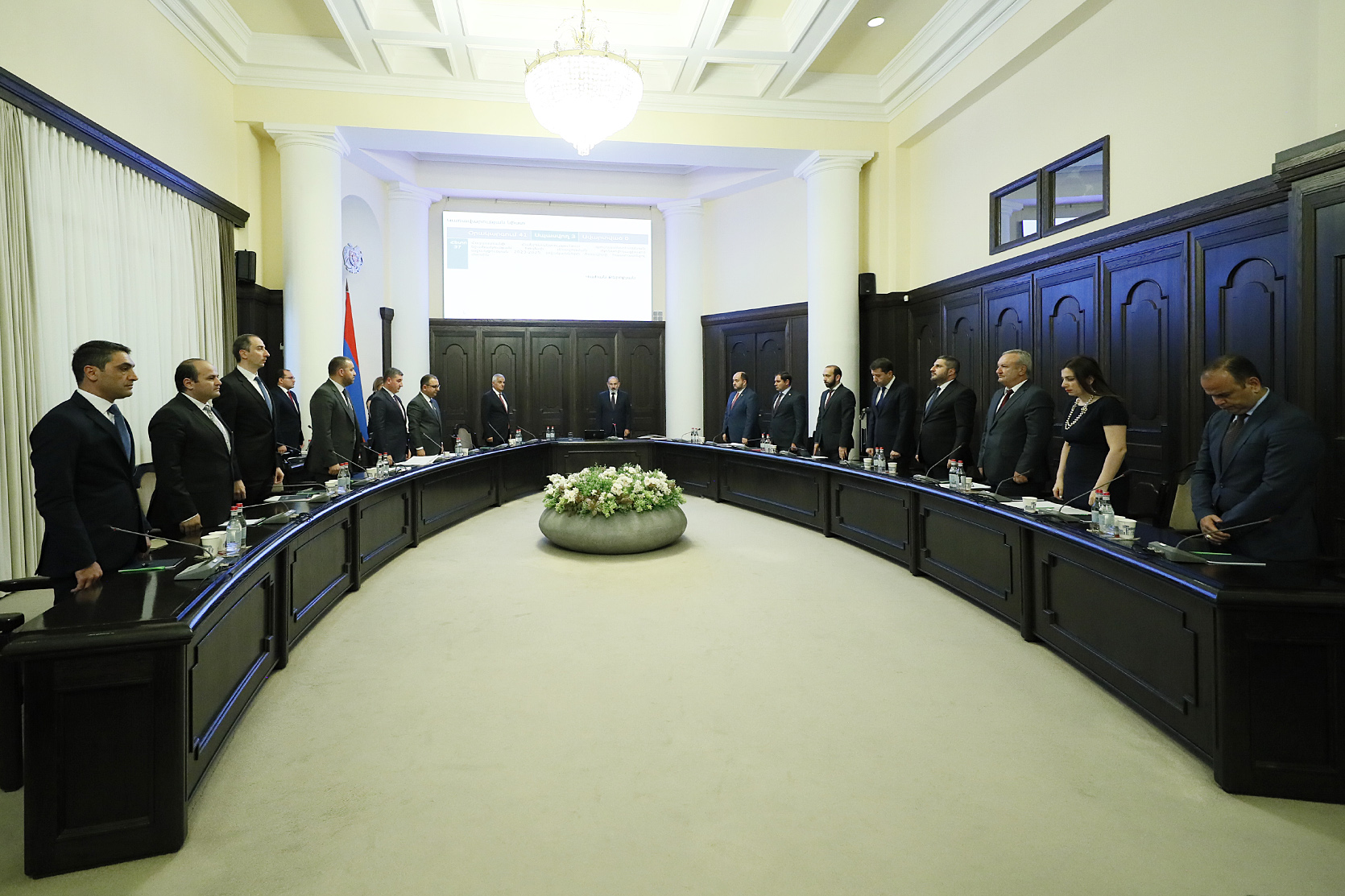 Կառավարության անդամները մեկ րոպե լռությամբ հարգեցին ԼՂ-ում զոհված զինծառայողների հիշատակը