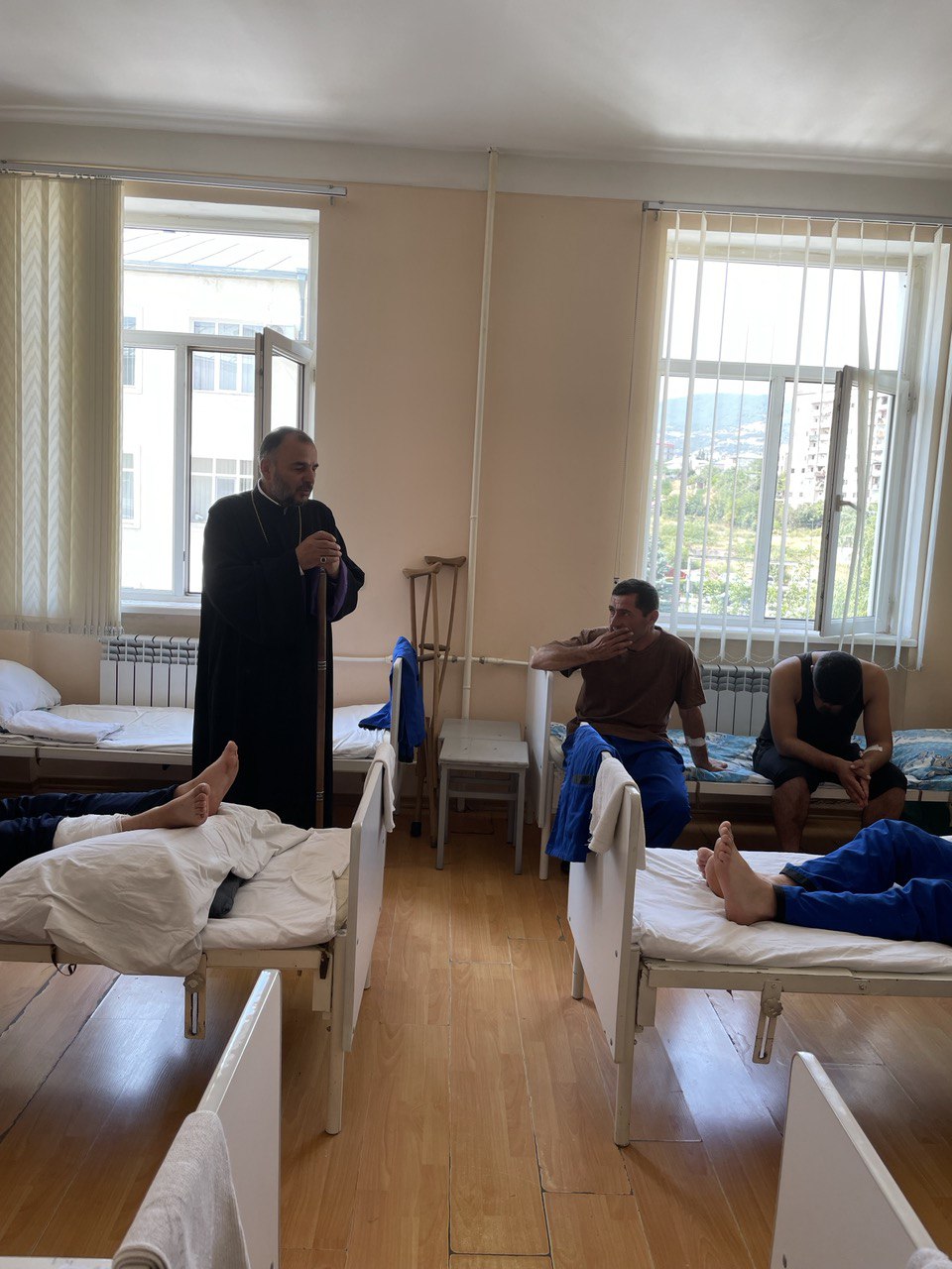 Արցախի թեմի առաջնորդն այցելել է զինհոսպիտալում բուժում ստացող վիրավոր զինծառայողներին