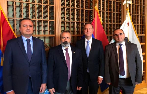 Արցախի ԱԳ նախարարը հանդիպել է ԱՄՆ կոնգրեսական Ադամ Շիֆի հետ