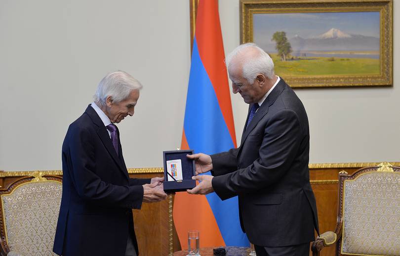 ՀՀ նախագահը պետական բարձր պարգև է հանձնել բժշկագիտության դոկտոր Ռոջեր Օհանեսյանին